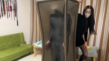 【黑魔法师】颜老师典当行，颜老师开了一家典当行，典当行里面有一个会吃人的陷阱保险柜，这一天W小哥来典当行典当手机，进入保险柜的时候起了歹心，没想到触发了防盗模式，被保险...