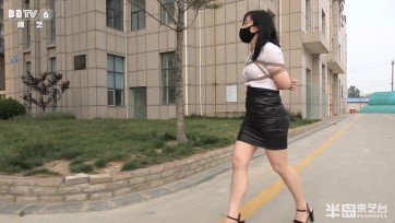 【半岛束艺台】【户外】  人来人往的刺激：魔铃小区内令人汗颜的淡定散步 下