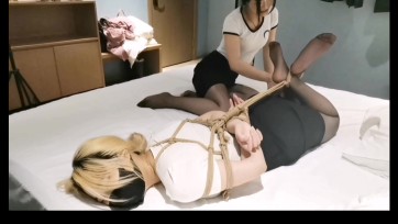 【HD飞天】大长腿晓仙儿和闺蜜互挠游戏，谁输谁请吃饭