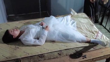 【樱束原创】《关押通奸女妃子》古装妃子通奸被抓获关牢房变态审讯！古装白袜牢房大字捆绑变态的全身TK/踩踏鞭打审讯被侍卫占够了便宜！牢房的床都要被她挣扎散架了！白色胶带封嘴！...