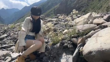 【FXX】这是夏天的时候在藏区旅游的时候拍的全包视频，小晓直接激动的跳到小溪里面玩水，完全不顾自己是全包状态