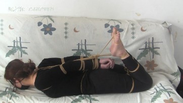 【绳之韵】大二学生新模亚楠处女作：《羞答答的兼职礼仪小姐亚楠试镜——紧身裤、高跟鞋，口罩直臂紧缚、驷马裸足TK、脚心痛感游戏等》