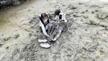 【小瓶子】户外臭水沟双人白丝女奴Jk调教