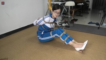 【绳之韵】后高手、口球、龙缚、TK、玩胸挑逗，绳虐魔鬼身材、肉丝细高小风骚眼镜学生妹羽灵，上集