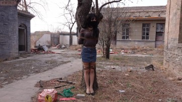 【美曦s】《伪娘户外废弃村庄历险》找了个废弃的村庄准备好好调教一番，谁知刚绑在树上就来了一个男的，而且还一直跟着，甩都甩不掉