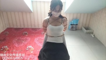 【精致文化传媒原创】蝶梦的惩罚：蝶梦犯错接受惩罚，紧搏把脚到起来，痒痒她的脚丫，肚子，放到沙发上继续，惩罚打屁股