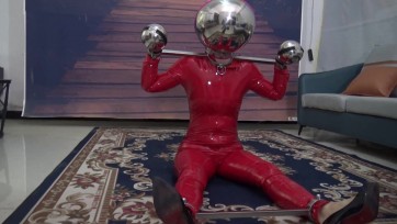 【胜景影视】颈手枷头手球禁锢女M 固定脚镣，头球，手球固定在客厅放置，这样被长时间禁锢着非...