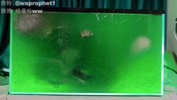 【哈曼哈w】七层胶衣的艾米莉亚+后入1米长的G塞进入气泡果冻浴缸