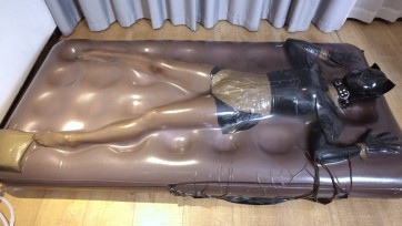 【鹿角与猫爪】《主人的人体家具Ⅲ——真空胶封女仆》气垫透明黑真空床，露头出来玩法会多样一点，泳帽，踩踏身体，防毒面具及呼吸袋