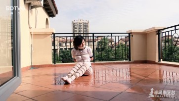 【半岛束艺台】【户外】【白丝】【堵】【湿透】 光天化日下的湿身：雪碧露台驷马人工降雨感受水柱的力量