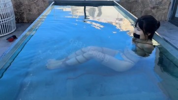 【欢乐谷原创】游泳池里的驷马捆绑