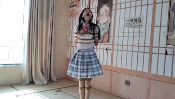 【一绳所爱】新模小英《日式吊缚站立放置》超长时间放置，堵嘴元素比较多，口球，木棍，口枷，口枷嘴撑到最大，口枷整整咬了半小时，低血糖整整坚持了一小时，差点哭了