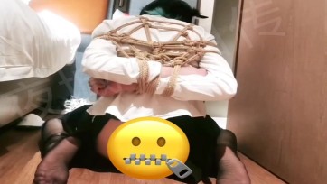 【夜城ychng】走廊里遛被伪装拘束的夜城，把手反绑起来，然后披上厚厚的羽绒服但是露出薄薄的黑丝腿，拉出去散步，由于在遛狗过程中引起了外人的注意，回到房间后，受到了用后面整根...