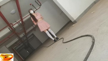 【绳舞飞扬】押运之—花园的调教。户外紧缚行走，小炮机不停变档刺激着，裸缚露出