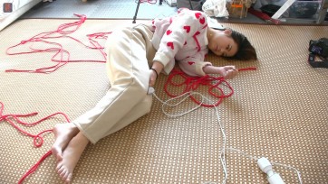 【绳之韵】娇俏可爱小九妹，冬日午后的例行绳奴培育，红绳游戏正片_白袜驷马、裸足TK把玩、原味小棉袜堵嘴+胶带封裹，棒棒固定强震，亵玩TJ，日常培育进行中