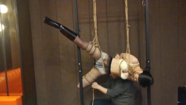 【纵横四海】K歌太无聊？K美女陪唱！还不够？吊起！