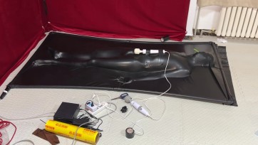 【黑魔法师】囚禁一周的小哥系列，长时间真空床囚禁，av棒子刺激，小哥被关在床里5个小时，视频为精简版也有将近一小时。小哥出来整个人都被黑胶床搞虚了