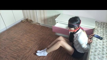 【精致文化传媒原创】大学生捆绑训练 驷马放置脚心挠痒痒 最后给她带上扣球 蒙上眼睛 让她在房间里完成寻找自己手机的任务