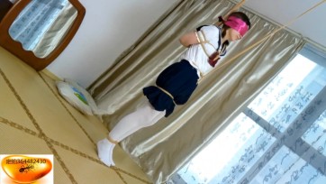 【绳舞飞扬】越越美少女JK服紧缚（第一季） 将近两小时的紧缚调教 奴性是怎样发掘出来的？本期越越紧缚中亲历感受、呻吟、颤抖也许有所启发。本期踮脚勒阴走+棒棒+鞭+跪走 香汗微颤，...