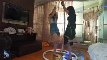 【JS】琳洛-凌熙 双女单腿吊缚 互相颈部亲吻挑逗 快乐棒刺激