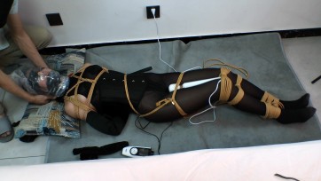 【开飞机的舒克】新人妹子珮珮透视连体衣油亮黑丝全身严密捆绑+口球绷带堵嘴+强制GC+无情电击，初次体验经历严厉TJ。全身痛 苦挣扎扭动，[X_X]声音实在是太凄惨了，在过程中不断抖动身...