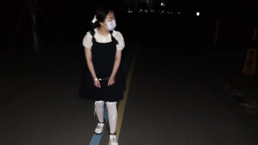 【苏苏】小萝莉学生装尾巴镣铐户外露出换丝袜