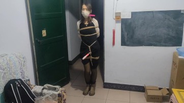 【夜色撩人】初次体验捆绑外出，没走一会就尴尬的要回来。不听话，回来看怎么收拾你