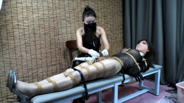 【安安的安】《墨月与安安》全身紧缚固定在长椅上的肉丝尤物安安，多层胶带严密封嘴，真空袋超紧全身包裹扭动挣扎肉丝长腿，被女王严厉多次榨汁哀求无用，最终被 女王油亮黑丝玉腿...