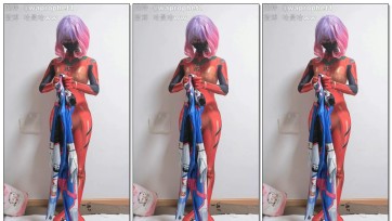 【哈曼哈w】乳胶衣+三层zentai一共四层紧身衣包裹全身，cha入1米长的g塞使用保鲜膜包裹自己进行放