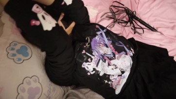 【荷仙少女】囚禁在惩罚中的美少女ViVi 双手高高吊起，小皮鞋黑白相间袜 玩弄身体 震 鞭 虐 脱袜玩脚挠痒 vivi痛苦的挣扎娇喘声不绝于耳 但是惩罚却一直再加重，vivi最后只能放弃逐步承受...