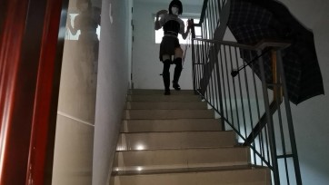 【真白のPlanC】楼道露出翻车！意外被路人发现。被绑在楼道里，穿着羞耻的衣服，顶着棒棒和口球露出。脖子被栓在楼道，刚绑好双腿，眼前的电梯门打开了