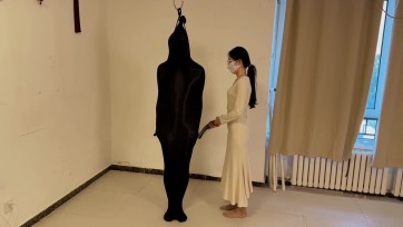 【黑魔法师】窃贼偷窥颜老师，潜入颜老师的家里偷盗丝袜，没想到被颜老师发现，偷丝袜的窃贼最终被颜老师进行调教成为奴隶