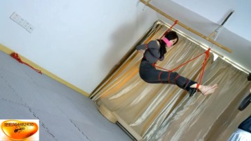 【绳舞飞扬】楠楠日常紧身牛仔裤调教 本期车模楠楠越来越接近M了，70分钟超长，片足缚＋M分腿吊＋紧缚踮脚吊＋驷马吊＋仰头吊 全程兴奋中呻吟中