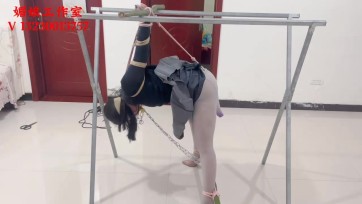 【媚娘工作室】猥琐男抓住女同事揉搓