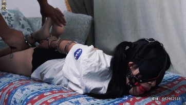 【娜绳工作室】穿着短袜被脚趾铐、脚铐、链铐、筒铐、玫瑰金铐、QQ铐等多铐无情的镣铐驷马