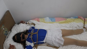 【领玥】爱哭的少女没糖吃，我可不是自己主动哭的，真的是打的太疼了！二十多分钟绑起来打的全程挣扎哭喊，鞭鞭见红印，被打的疯狂挣扎，不听话就扇巴掌，到最后真的哭到眼泪哗哗的...