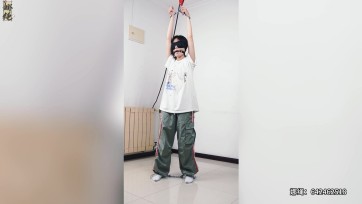 【娜绳工作室】【青柠】手被筒铐铐住吊住了起来，并且向上拉住强制站立 被无情的带上了乳夹，并被打拍子拍打屁股和脚底板部位