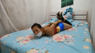 【JS】凌薇-神奇女侠上-迷晕-驷马捆-胶布封嘴-摧残三角地带