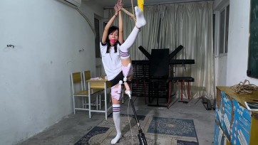 【樱束原创】女学生上课看sm图片被老师发现老师便按图片上的姿势捆绑惩罚她！强戴口球口水拉丝！