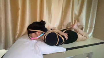 【可乐inrey】S属性妹子久违的拍摄，肉丝、日式驷马、口球、强行挣脱