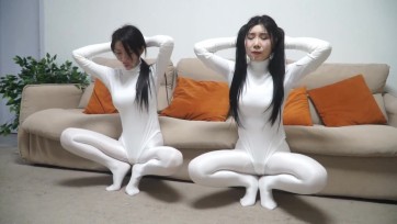 【逍遥】《鬼屋缚影——双人白丝牵线木偶》刘洋 吴晗性感油光白丝体操服美女 美女们入住鬼屋 被控制玩弄成牵线人偶肆意玩弄