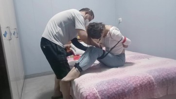 【理想与现实】【老婆自缚被发现2】进一步对她进行捆绑TJ老婆说给我看个好玩的东西，然后她就拿出了绳子，这是在干吗？老婆用不用我帮你呀？绑完之后才发现？!！怎么老公你怎么会绑...