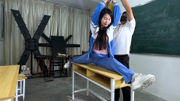 【樱束原创】《学生课桌上一字马惩罚》漂亮学生妮娜被社会上的混混盯上教室里威胁强迫她课桌上趴一字马捆绑玩弄！蹂躏大胸/跳D/棒棒震动刺激多次强G震到腿软！狂挠裸露腋下/白袜脚心...