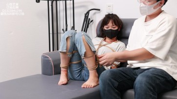 【心悦艺束】欢欢青春牛仔裤试探。这是欢欢还不能接受震动时候拍的视频。我正在一点点试探，日式分腿缚把腿分开，先用筋膜枪降低下戒心，然后一点点打破底线