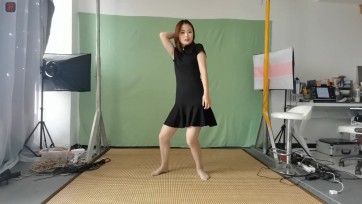 【绳之韵】爱跳舞的小九妹：黑裙，灰丝，小白鞋，龟甲缚，口球，递进式捆绑，绳艺韩舞才艺展示