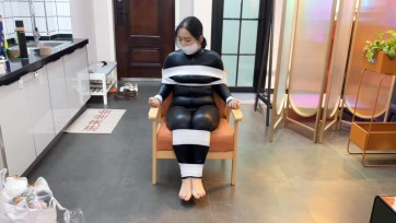 【默示录】【小姿】白色胶带封嘴，肉丝与灰丝套头，固定在椅子上，慢慢挣扎吧~