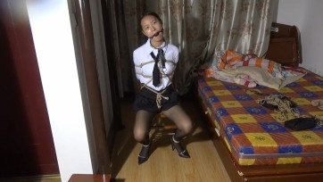 【美束映画】萝莉绑架案下，萌妹被要求镣铐做家务并强制跳舞，椅子捆绑逃脱