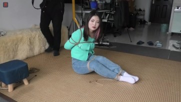 【绳之韵】很久不见小九妹，绿衫白袜牛仔裤，蛇缚、驷马，强吻与亵玩，TK、SP、鞭打，出手过重，这次估计是小九妹最后一次拍摄了