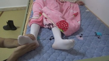 【新月原创】【琳媚】白丝马丁靴女孩 睡觉被猥琐男拖鞋摸jio TK