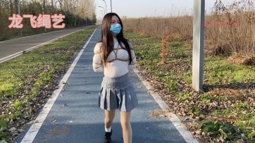 【龙飞绳艺】刺激 荒郊野外草地里，挑战找陌生人，解开模特身上的绳子 看陌生人如何反应